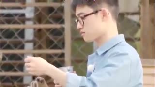 چه اتفاقی می افته وقتی اکسو برای گردش بیرون می ره.