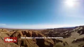 هنرنمایی تک چرخ سوار کوهستان