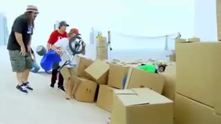 پرش با سه چرخه از روی دو آسمانخراش