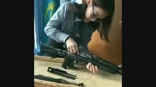 سرعت بالا در باز کردن اصلحه توسط دختر