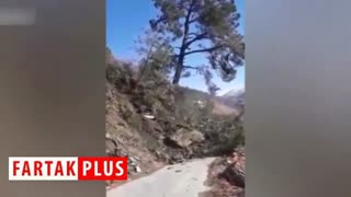 لحظه ریزش کوه و مسدود شدن جاده