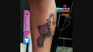 تتو گردنبند صلیب روی ساق پا