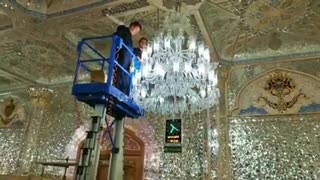 غبارروبی و گل آرایی حرم امام رضا(ع) در آستانه عید نوروز