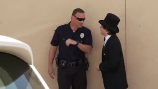 وقتی شعبده‌باز پلیس را سرکار می‌گذارد!