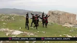 رقص آذربایجانی دورنالار برای عید نوروز در کنار دریاچه اورمیه