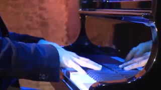 اجرای موسیقی I Giorni توسط لودویکو اناودی پیانیست و آهنگساز ایتالیایی