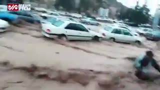 لحظه نجات مادر و فرزند از سیلاب در شیراز