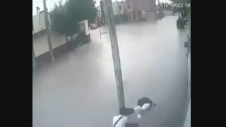 موقع سیل به تیرهای آهنی برق دست نزنید