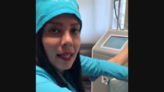 توضیحات دکتر سیفی در مورد عمل لابیاپلاستی با لیزر در حال انجام این عمل