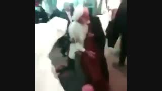 ببینین چجوری میزنه