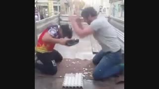 شکستن تخم مرغ بر سر یکدیگر