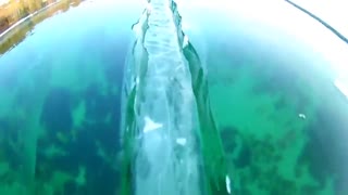 راه رفتن روی دریاچه یخ  زده