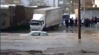 ورود سیل به شهر خرم‌آباد و خسارت به خودروها