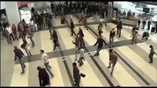 رقص در فرودگاه بیروت