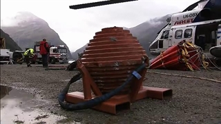 شکستن سنگ عظیم و خطرناک توسط هلیکوپتر برای حفظ امنیت جاده