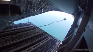 ارسال تجهیزات نظامی با چتر