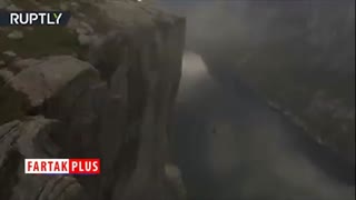 لحظه لغزیدن طناب باز در ارتفاع ۱۰۰۰ متری!