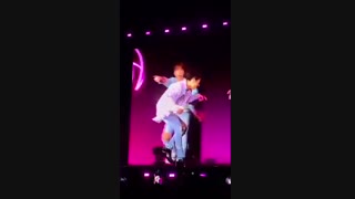 بازی کردن جونگ کوک با هیونگاش BTS