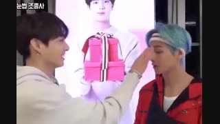 کوک با ابروهای ته بازی میکنه حرص ته چه شیرین درمیادㅠ.ㅠ✫