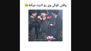 کوکی در حال اذیت کردن وی