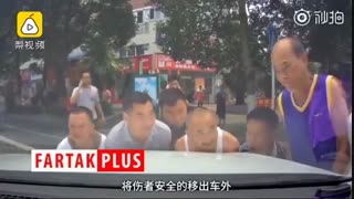 اقدام انسان‌دوستانه عابران پس از تصادف رانندگی در خیابان