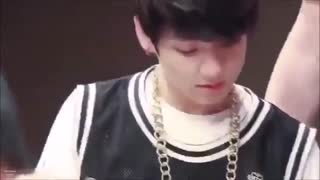 Jungkook’s 'oh thank you's when fan girl keep giving him gifts ❤️❤️