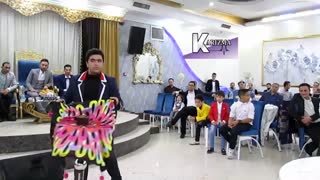 پرواز میز تالار پذیرایی توسط شعبده باز