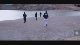 تو آبه سرد صورتتو با آب بشور!