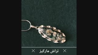 گردن آویز شجر شکوفه ای زمینه یشمی